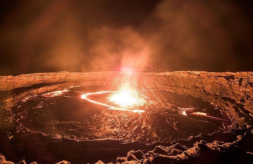 Чешский фотограф сделал ошеломляющие снимки кипящего лавового озера