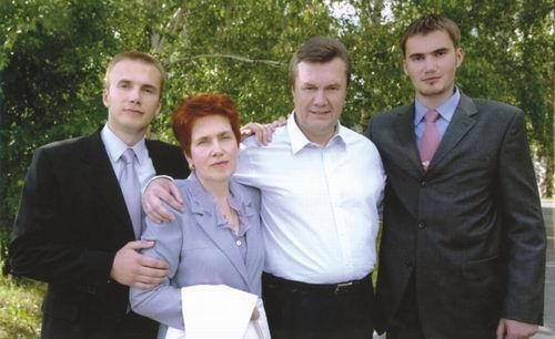 К могиле Януковича-младшего в Севастополе приходят близкие и друзья