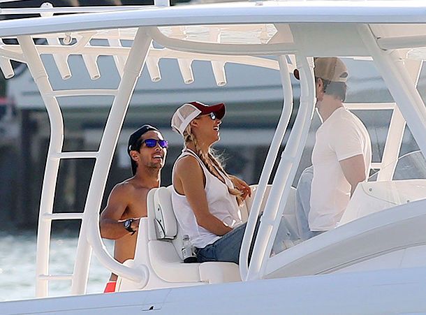 Романтика: Энрике Иглесиас и Анна Курникова отдыхают на яхте в Майами