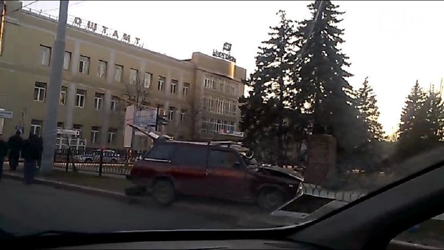У центрі Донецька джип бойовиків в'їхав у "Жигулі": водій загинув