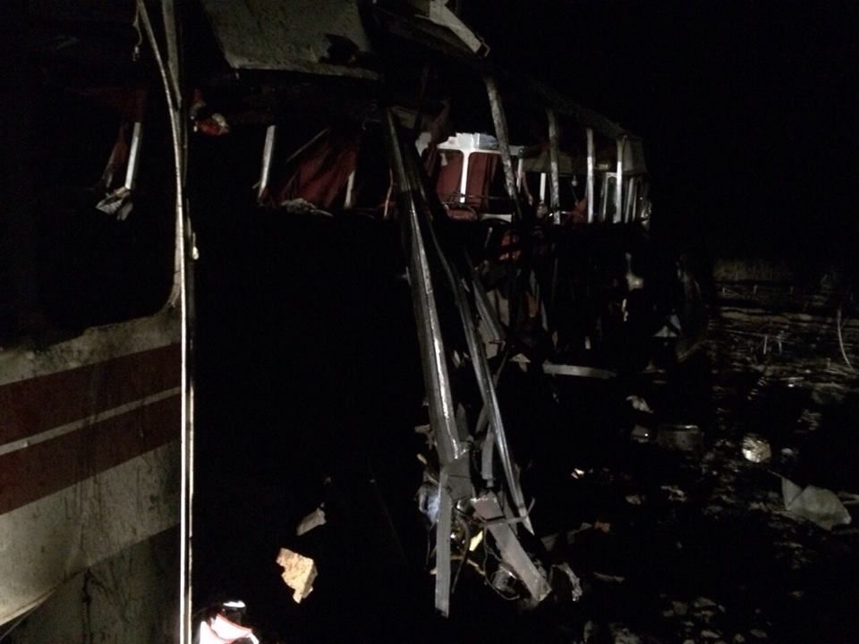 Стали відомі подробиці підриву автобуса під Артемівськом: фото і відео з місця трагедії