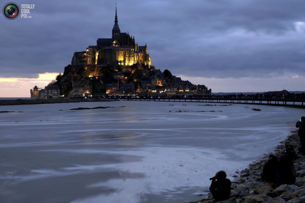 У берегов Франции произошел "прилив века": яркие фото стихии