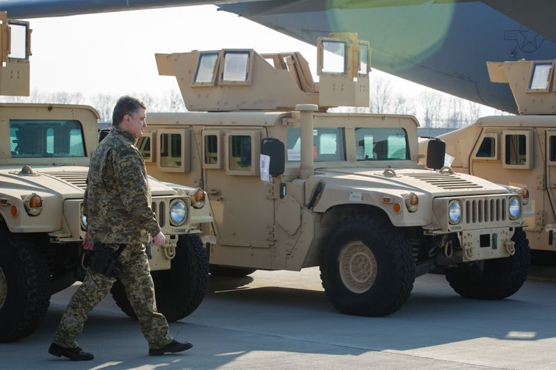 В Украину прибыла первая партия американских бронированных HMMWV
