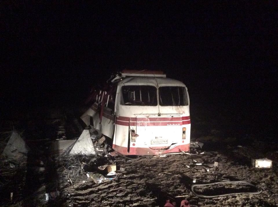Стали відомі подробиці підриву автобуса під Артемівськом: фото і відео з місця трагедії