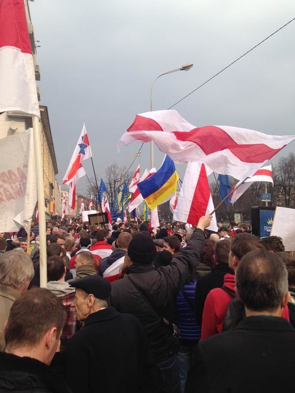 Опозиція Білорусі вийшла на мітинг з прапорами України та ЄС: опубліковано фото