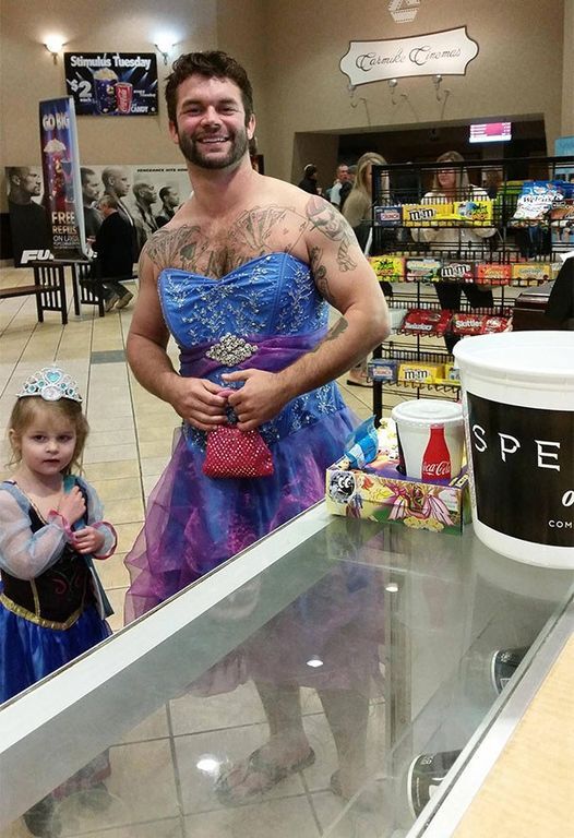 Сеть покорил любящий дядя, который надел платье принцессы ради племянницы: фотофакт