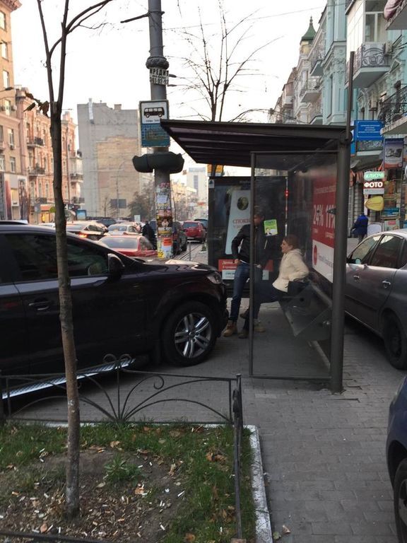 "Герой парковки": в центре Киева водитель бросил авто на остановке