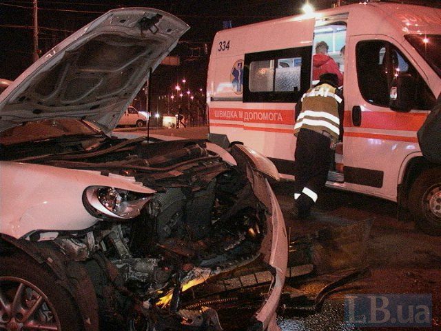 В Киеве женщина-водитель выскочила на красный: разбиты два автомобиля