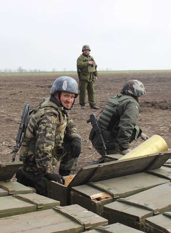 Защитники Мариуполя провели учения с боевой стрельбой. Фотофакт