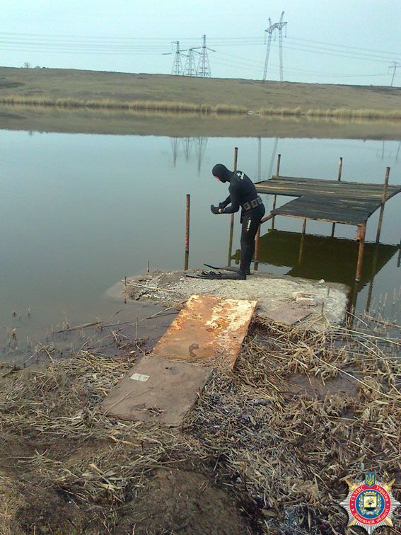 Бойовик "ДНР" облаштував підводну схованку зброї. Фотофакт
