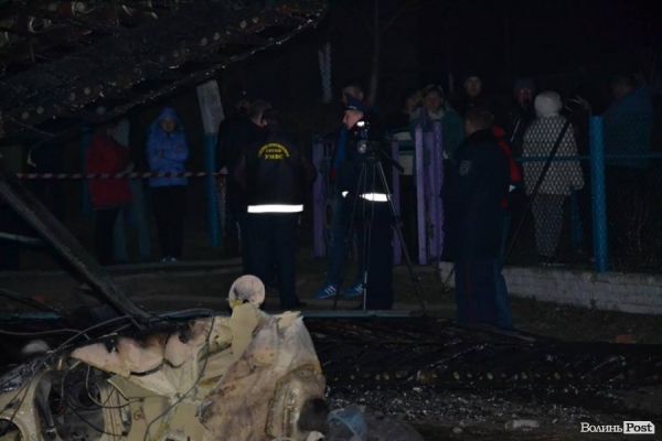 Под Луцком самолет рухнул на жилой дом: пилот погиб. Фото- и видеофакты