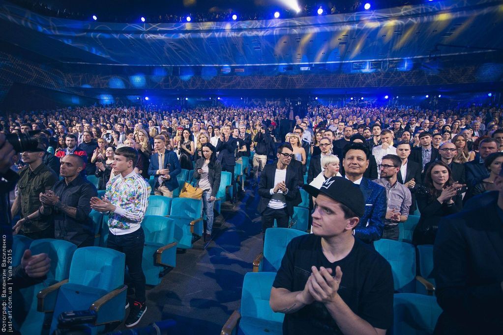 Премія YUNA 2015: нагородженню Кузьми аплодували стоячи, а Фагот пронизливо заспівав пісню " Скрябіна "