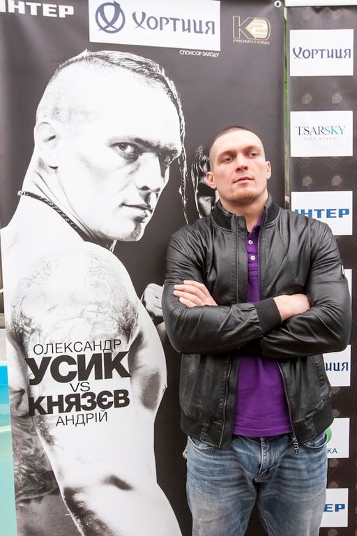 Боксер Усик не намерен делать из боя с россиянином политического шоу