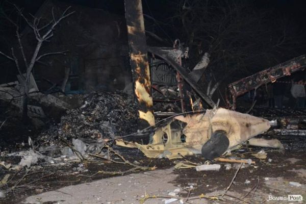 Под Луцком самолет рухнул на жилой дом: пилот погиб