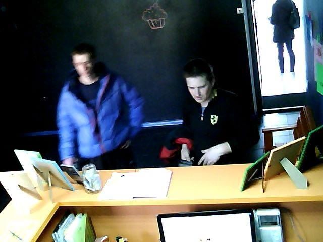В Киеве у студента украли MacBook: фото воров
