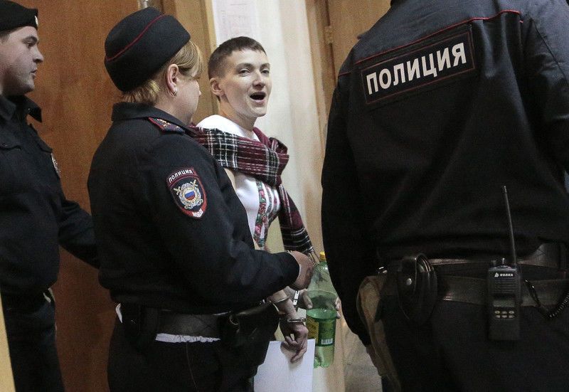 У Басманний суд Москви доставили схудлу Савченко. Фоторепортаж