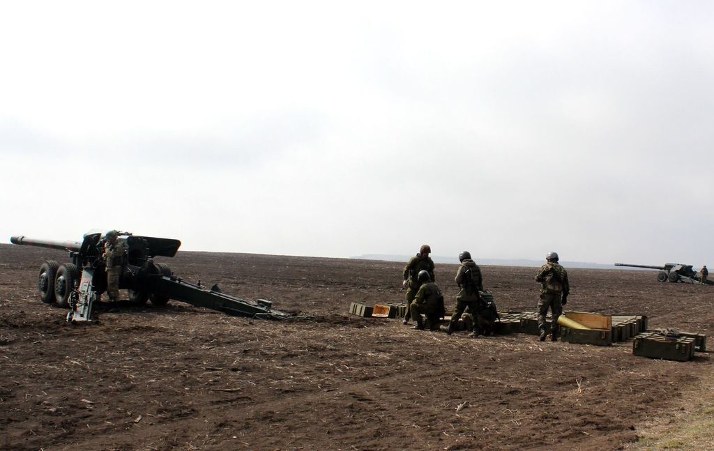 Защитники Мариуполя провели учения с боевой стрельбой. Фотофакт