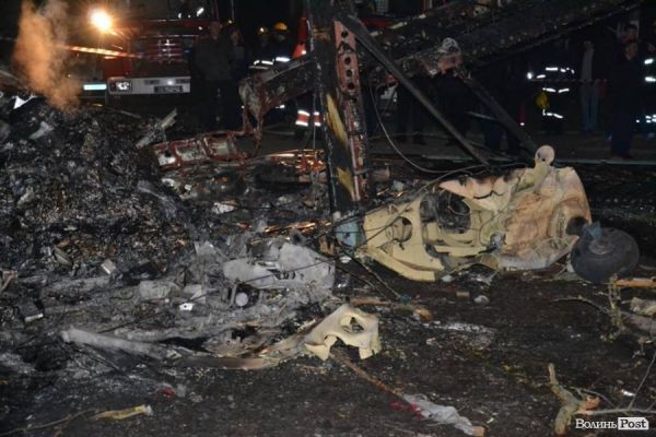 Под Луцком самолет рухнул на жилой дом: пилот погиб. Фото- и видеофакты
