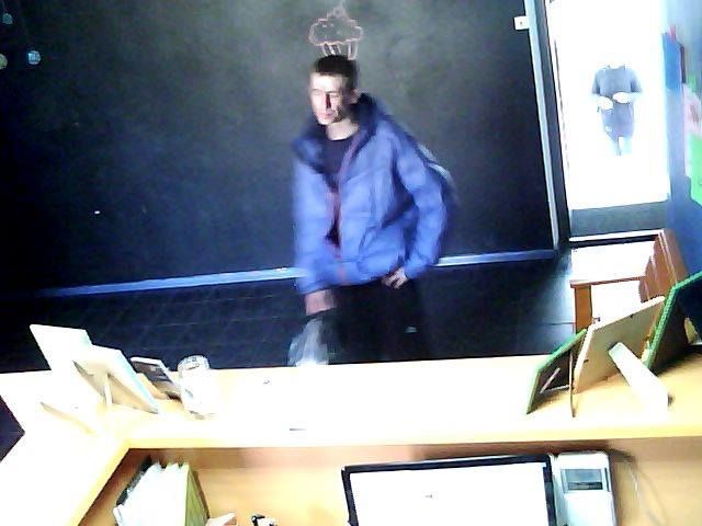 В Киеве у студента украли MacBook: фото воров