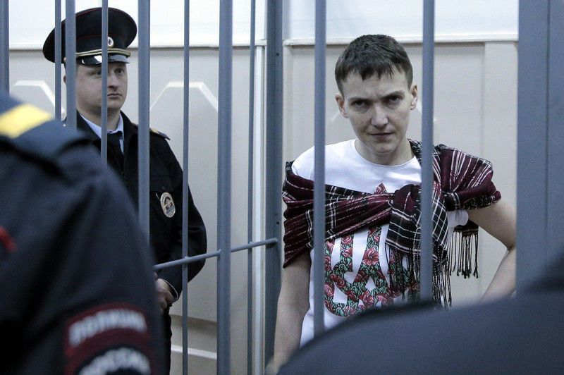 В Басманный суд Москвы доставили похудевшую Савченко. Фоторепортаж