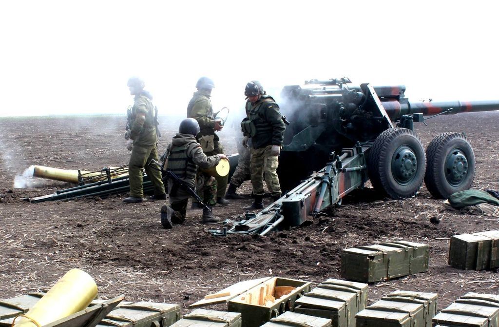 Защитники Мариуполя провели учения с боевой стрельбой. Фотофакт