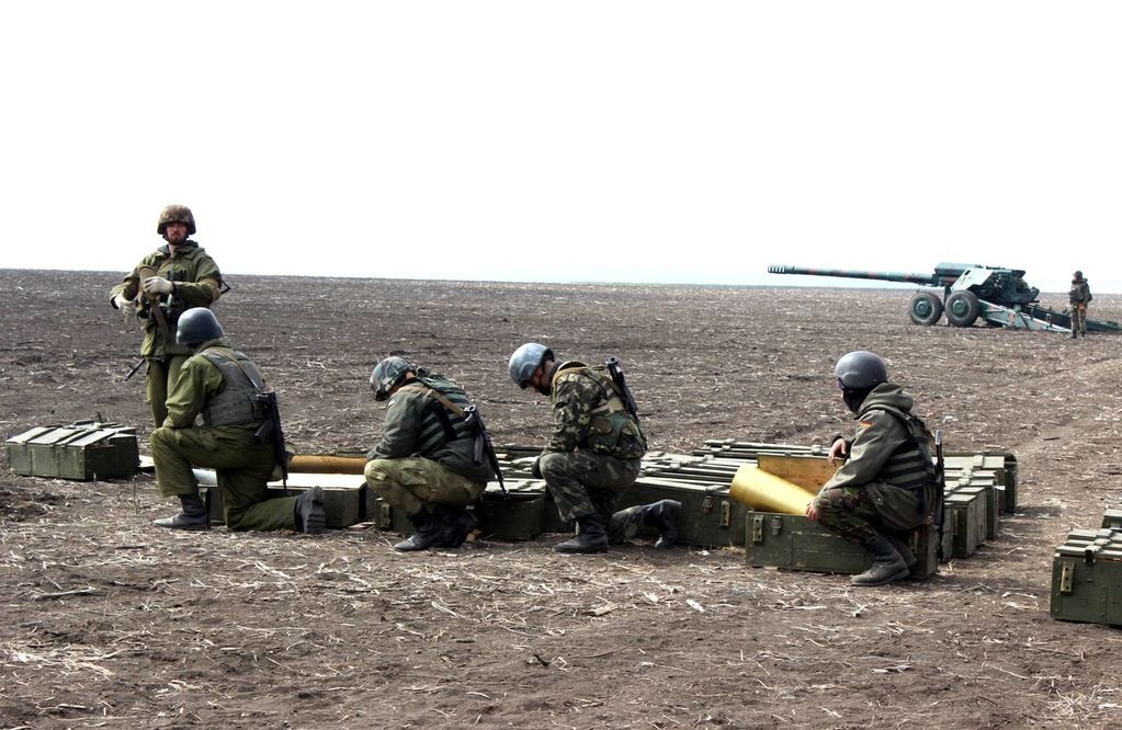 Защитники Мариуполя провели учения с боевой стрельбой. Фотофакт