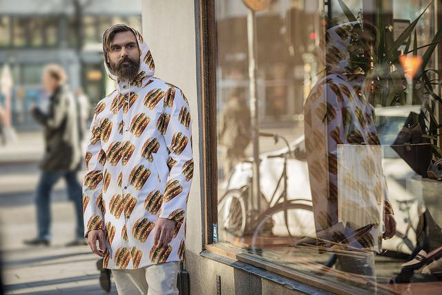 Человек-бутерброд: McDonalds запустил линию "вредной" одежды с биг-маками - фото коллекции