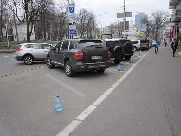 У центрі Києва водії мітять свої паркувальні місця пластиком