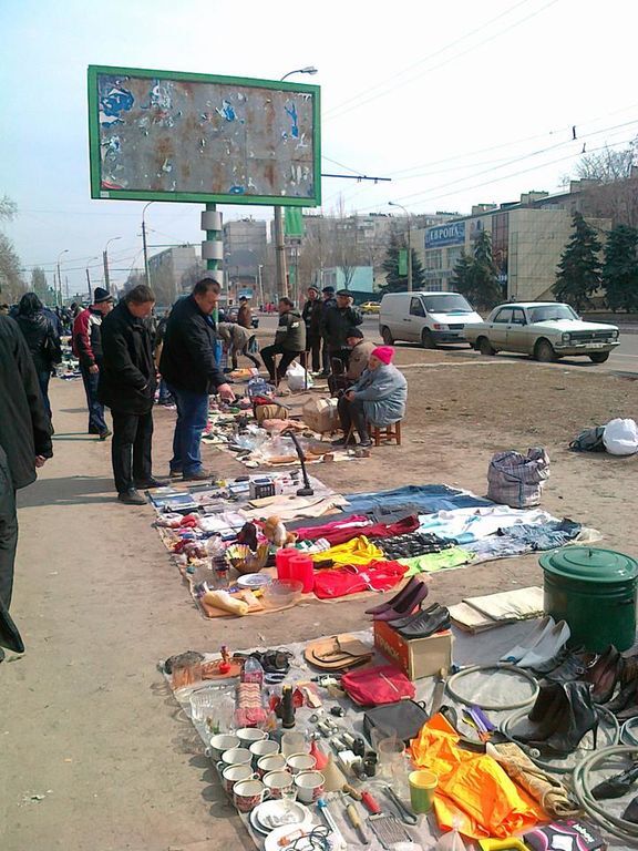 В голодном Луганске "расцвели" барахолки: фотофакт