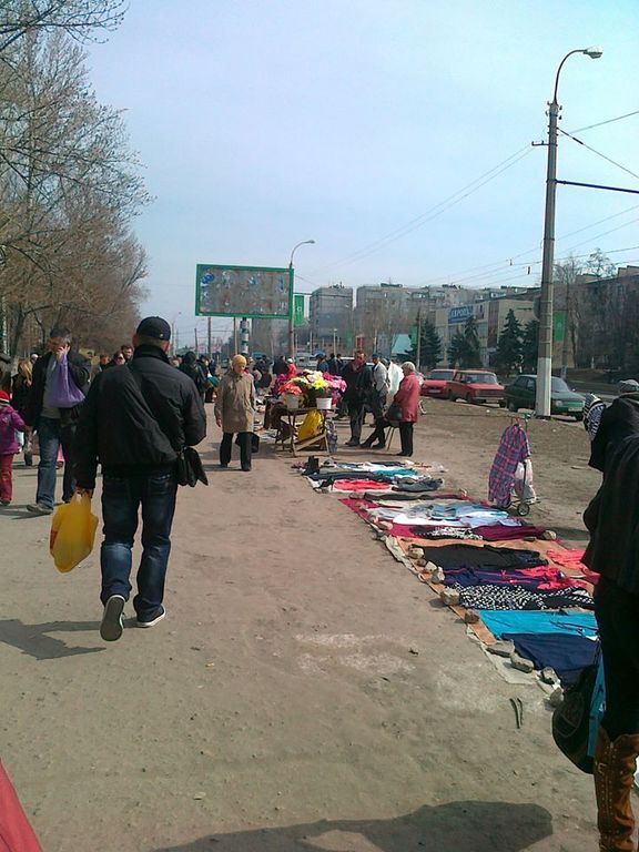 В Луганске "расцвели" барахолки: чтобы купить еду, люди выносят из дома последнее - фотофакт