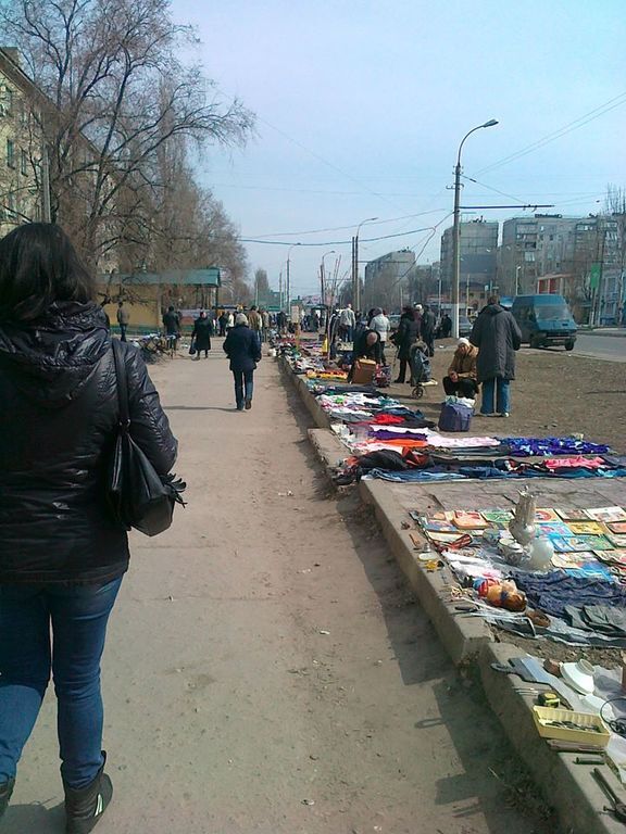 В Луганске "расцвели" барахолки: чтобы купить еду, люди выносят из дома последнее - фотофакт