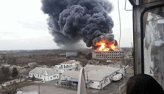 В Днепропетровской области полыхает завод: видео масштабного пожара
