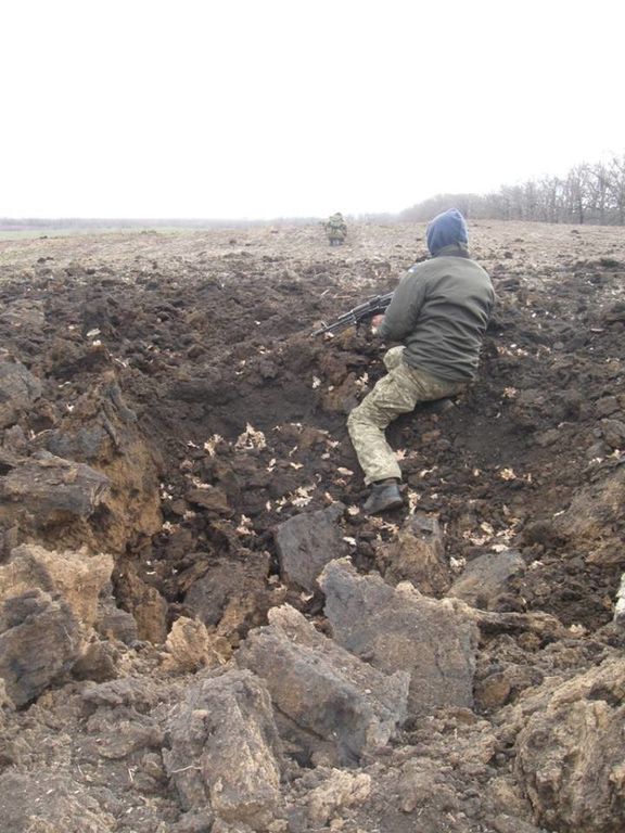 Воронки по пояс: штаб АТО показал, чем боевики обстреляли Новотошковку - фотофакт