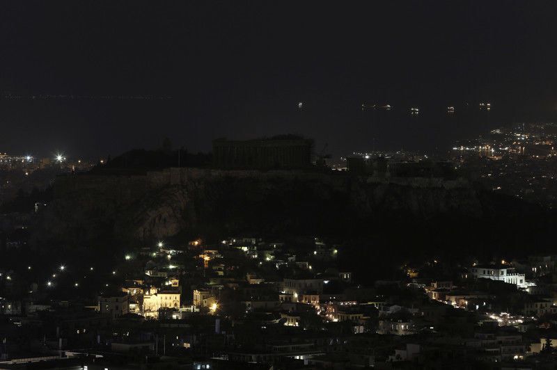 Кремль, Эйфелева башня и Акрополь утонули во мраке: фото и видео "Часа Земли-2015"