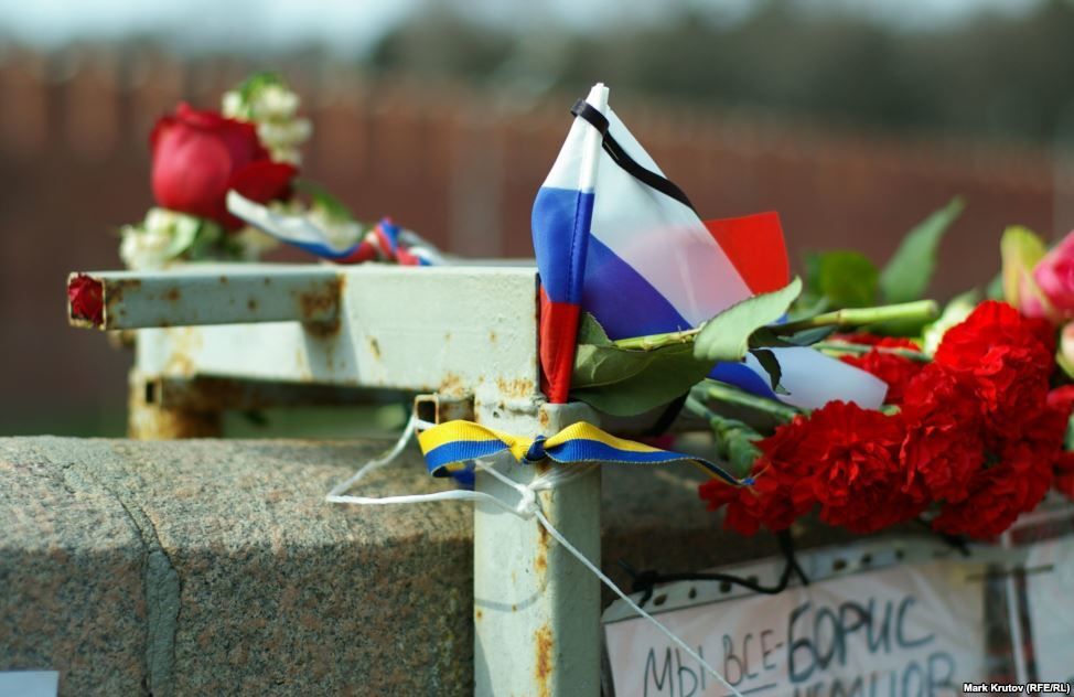 Москвичи восстанавливают "мемориал" на месте убийства Немцова