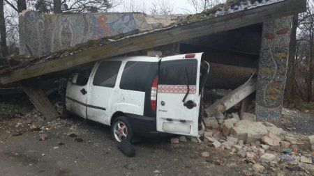 Во Львовской области авто после ДТП разрушило остановку: пятеро погибших