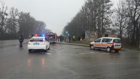 Во Львовской области авто после ДТП разрушило остановку: пятеро погибших