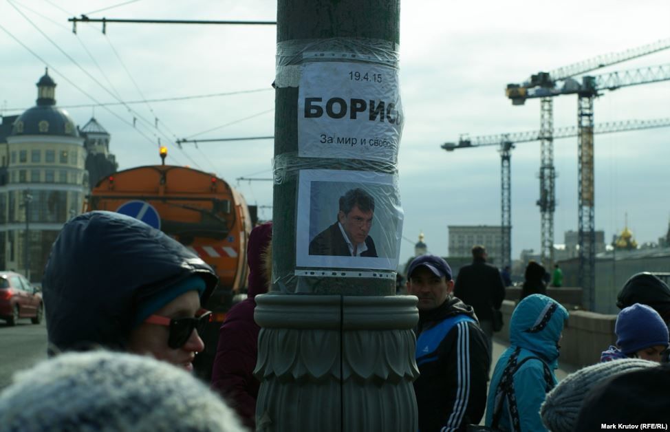 Москвичи восстанавливают "мемориал" на месте убийства Немцова
