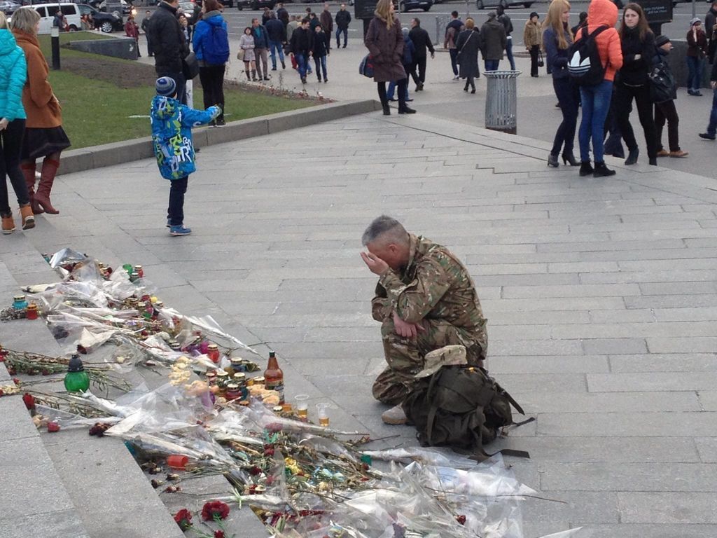 Слезы воина! Боец АТО оплакивает погибших героев: трогательный фотофакт