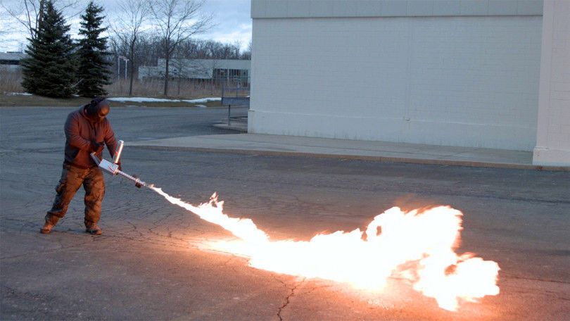 Американцы создали бытовой огнемет, стреляющий пламенем на 8 метров