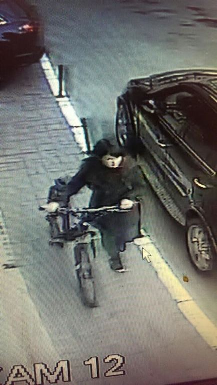 В Киеве парень и девушка украли велосипед: фото воров
