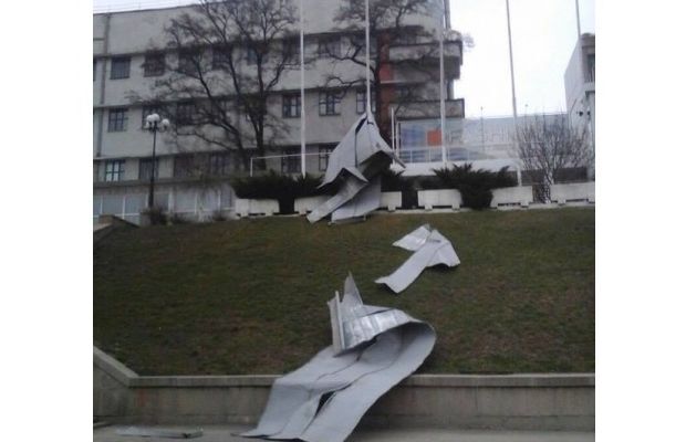 В Харькове сильный ветер валил деревья и срывал вывески