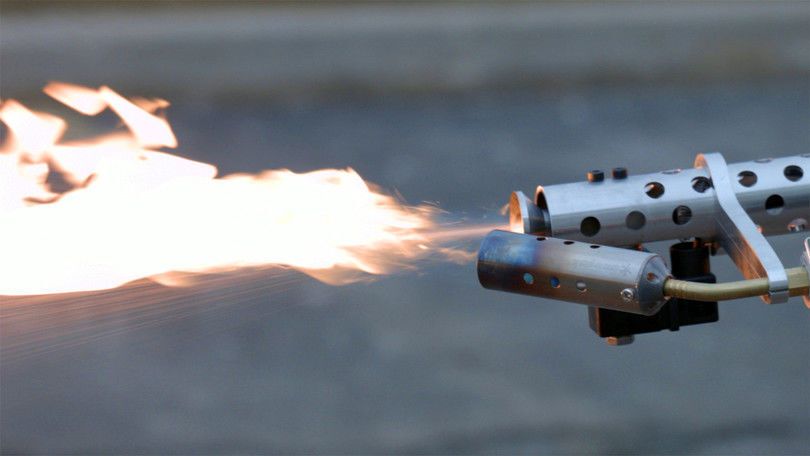 Американцы создали бытовой огнемет, стреляющий пламенем на 8 метров