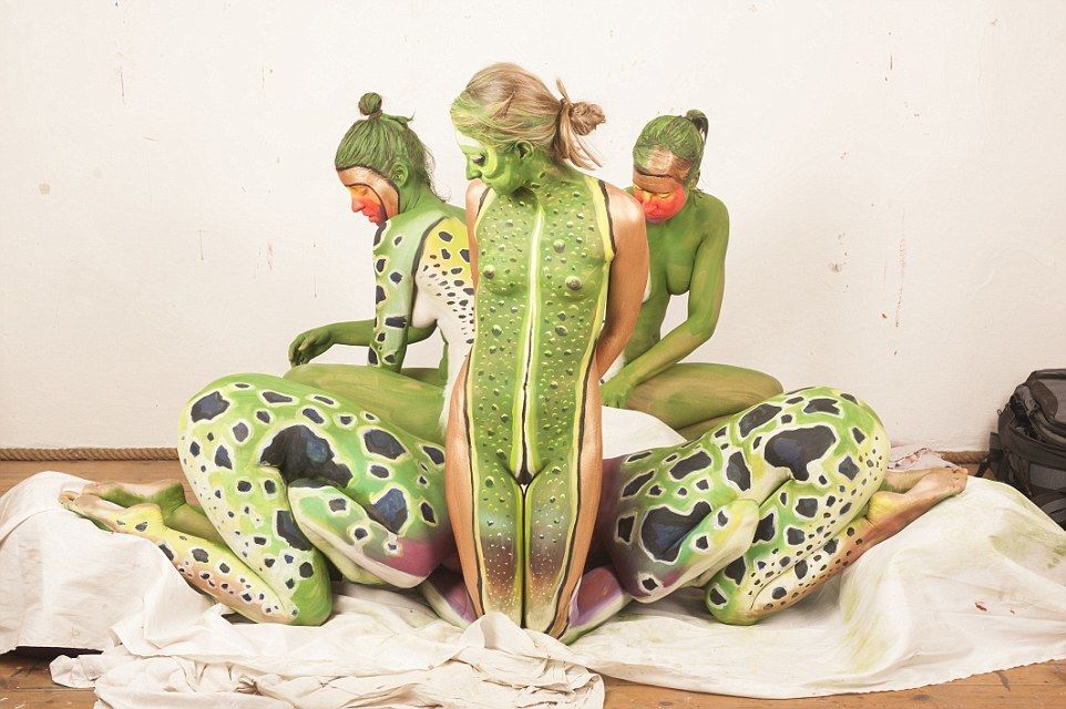 Чудеса боди-арта! Художник превратил женщин в огромную лягушку