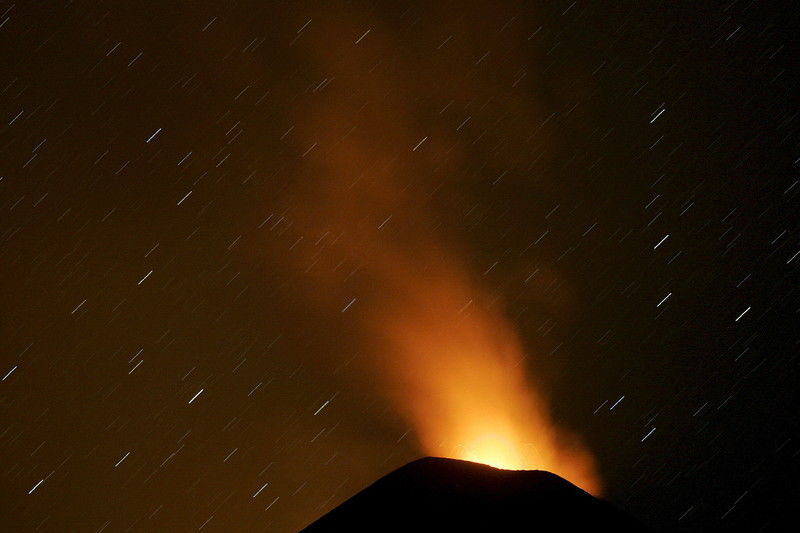 В Чили вулкан изверг огненный столб до тысячи метров высотой: удивительные фото и видео