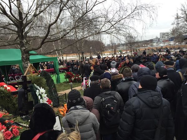 Немцова похоронили на одном кладбище с Политковской