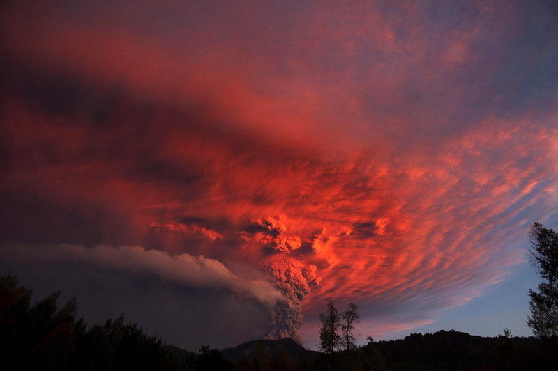 В Чили вулкан изверг огненный столб до тысячи метров высотой: удивительные фото и видео