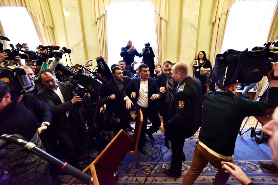 В кулуарах Рады произошла массовая драка: депутаты разнесли пресс-пойнт. Видео и фото потасовки