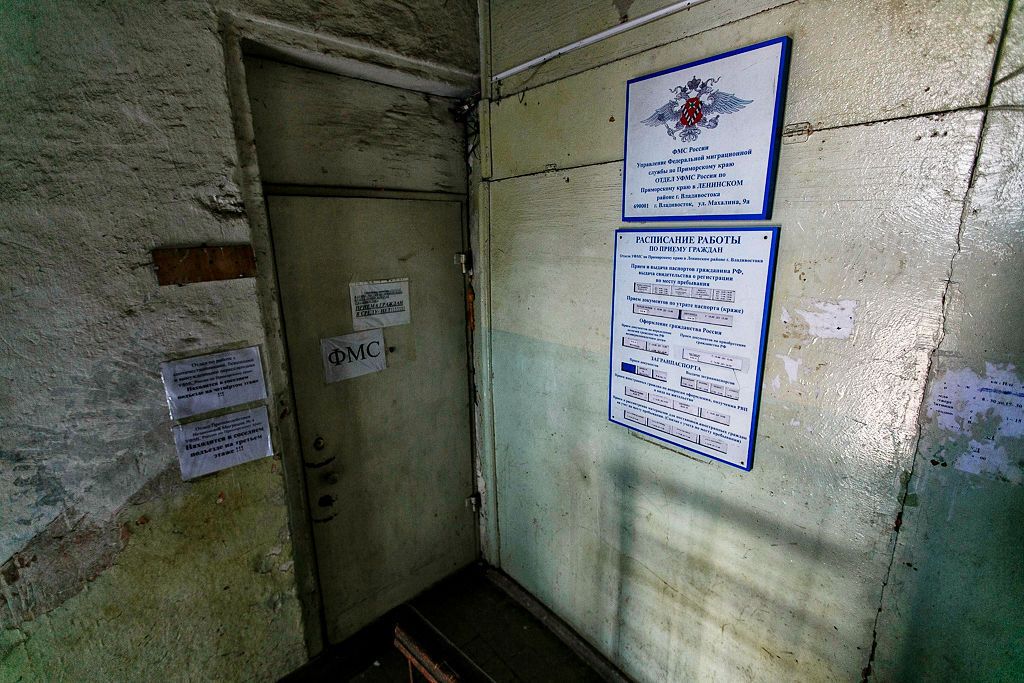 В России украинские беженцы оформляют документы во "владивостокском гетто": жуткие фото