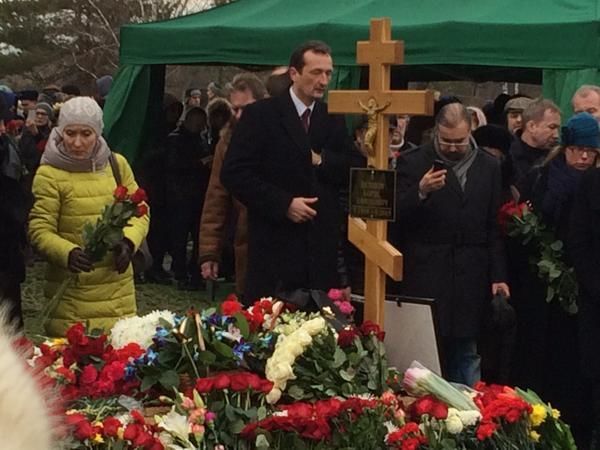 Немцова похоронили на одном кладбище с Политковской